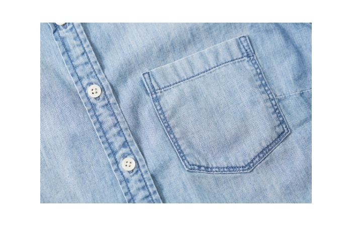 How to wear a denim shirt as a plus-size lady