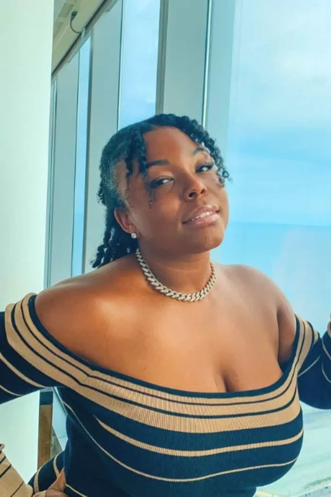 Cinneah E plus size black influencer 