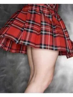 How to wear a short pleated skirt in winter
